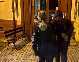 Na zdjęciu policjanci z zatrzymanym