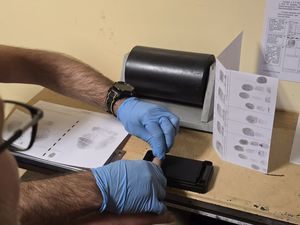 Na zdjęciu pobieranie odbitek palców