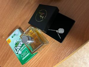 Na zdjęciu perfumy, cukierki i łańcuszek