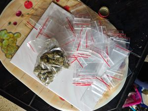 Na zdjęciu zabezpieczone narkotyki