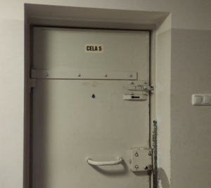 Na zdjęciu drzwi do policyjnej celi