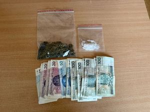 Na zdjęciu narkotyki i pieniądze
