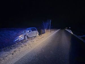 Nietrzeźwy kierowca zakończył jazdę w rowie