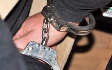 Agresywny 45-latek zatrzymany przez policjantów. Usłyszał zarzuty i został objęty policyjnym zakazem zbliżania i kontaktowania z osobą doznającą przemocy