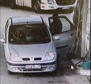 Na zdjęciu pojazd tankujący paliwo