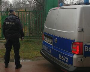 Na zdjęciu policjant i radiowóz