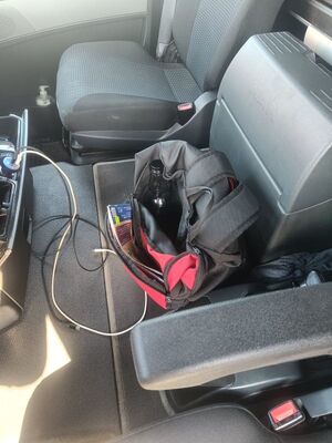 Na zdjęciu butelka wewnątrz samochodu