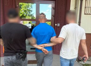Na zdjęciu policjanci z zatrzymanym