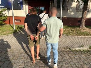 Na zdjęciu policjanci z zatrzymanym