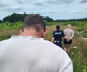 Na zdjęciu policjantka i zatrzymani