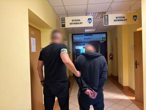 Na zdjęciu policjant z zatrzymanym