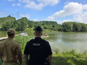 Na zdjęciu policjant i strażak