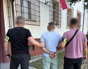 Na zdjęciu policjant i poszukiwany