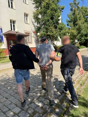 Na zdjęciu policjant i poszukiwany