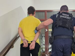 na zdjęciu zatrzymany i policjant