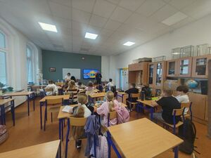 Na zdjęciu policjant i uczniowie