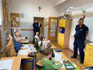 Na zdjęciu policjant i uczniowie