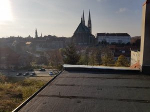 Zgorzeleccy policjanci uratowali życie młodej kobiety, która chciała skoczyć z dachu.