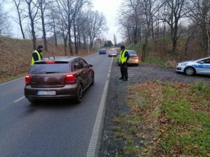 Umundurowani policjanci podczas kontroli pojazdów