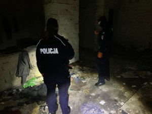 Policjanci sprawdzają miejsca w których mogą przebywać osoby potrzebujące pomocy