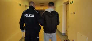 Policjant prowadzący osobę zatrzymaną