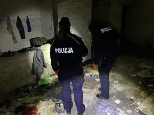 Policjanci sprawdzają pustostany