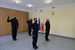 Nowo przyjęci policjanci podczas ślubowania