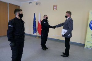 Komendant Powiatowy Policji w Zgorzelcu wręcza akty ślubowania