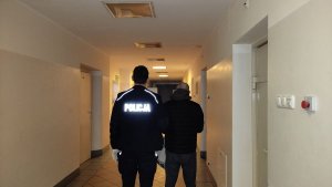 Zatrzymany prowadzony przez policjanta