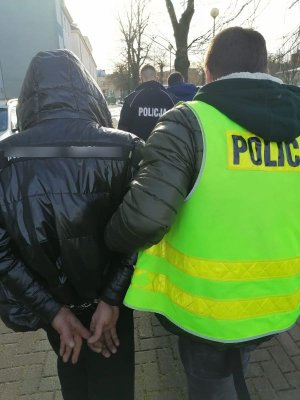 Prowadzenie przez policjantów zatrzymanych