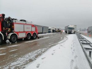 Pojazdy ciężarowe na autostradzie