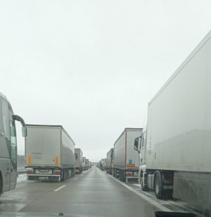 Pojazdy ciężarowe na autostradzie tworzące &quot;korytarz życia&quot;