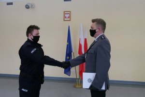 Pełniący obowiązki Komendanta Powiatowego Policji w Zgorzelcu nadkomisarz Andrzej Barna gratuluje nowo przyjętemu policjantowi