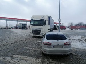 Nieoznakowany radiowóz i pojazd ciężarowy