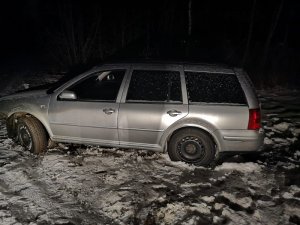 Pojazd typu kombi koloru srebrnego. Zdjęcie zrobione w nocy