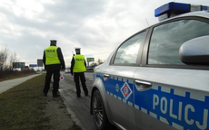 Dwóch policjantów przy radiowozie