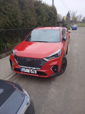 Pojazd marki Hyundai koloru czerwonego ujęcie z przodu