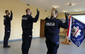 Troje policjantów składających ślubowanie.