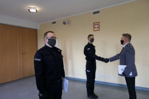 Pełniący obowiązki Komendanta Powiatowego Policji w Zgorzelcu nadkomisarz Andrzej Barna wręczający akt ślubowania