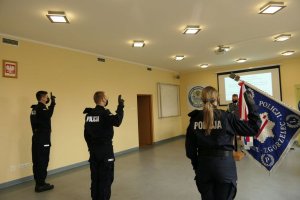 Na zdjęciu policjanci podczas ślubowania. Z prawej strony sztandar.