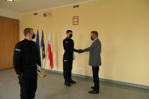 Na zdjęciu Komendant Powiatowy Policji w Zgorzelcu gratuluje policjantowi.