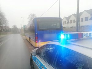 Na zdjęciu policyjny radiowóz i stojący przed nim autobus