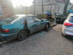 Chciał uciec przed policjantami, ale uderzył w ogrodzenie.