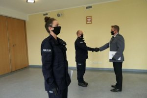 Na zdjęciu Komendant Powiatowy Policji gratuluje nowo przyjętym funkcjonariuszom policji