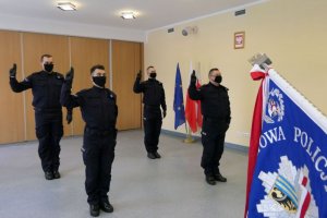 Na zdjęciu nowo przyjęci policjanci podczas ślubowania