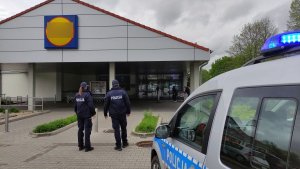 Zdjęcie policjantów przed marketem