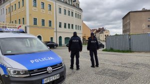 Na zdjęciu policjanci przed restauracjami