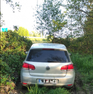 Na zdjęciu pojazd zaparkowany na polnej drodze. Ujęcie z tyłu.