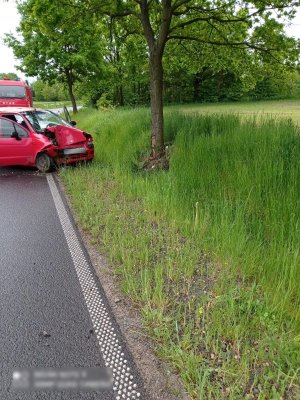 Na zdjęciu pojazd koloru czerwonego z uszkodzonym przodem