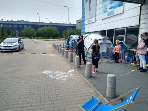 Na zdjęciu umundurowana policjantka rozmawiająca z dziewczynką